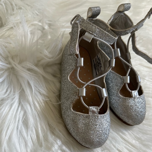 EUC Carter’s Toddler Girl Silver Glittery Dress Shoes SZ 6🤍 - Picture 2 of 8